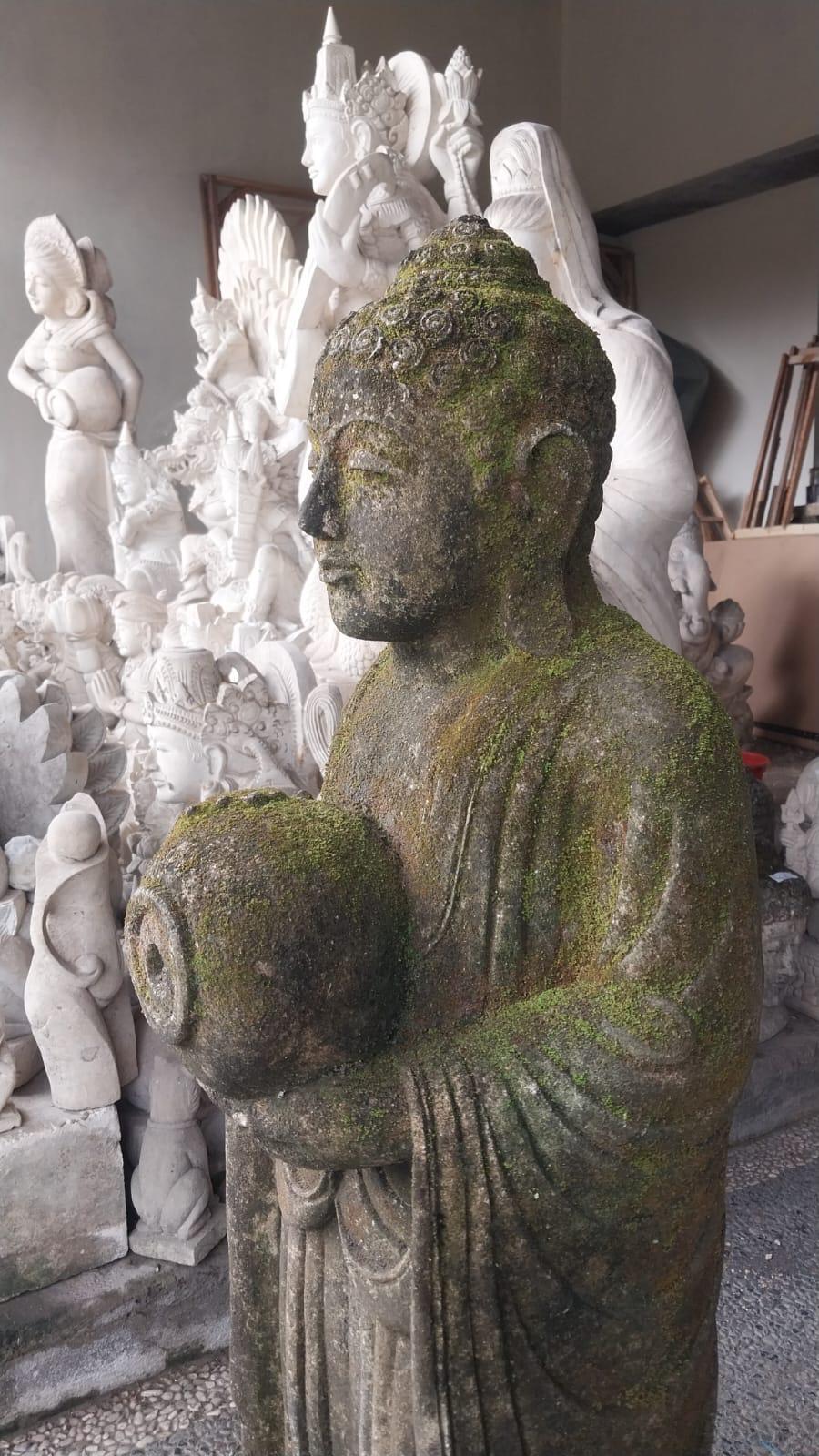 Fontana Buddha in Pietra – Scultura Balinese con Giara per Giardino Zen | H100 cm Rif B56