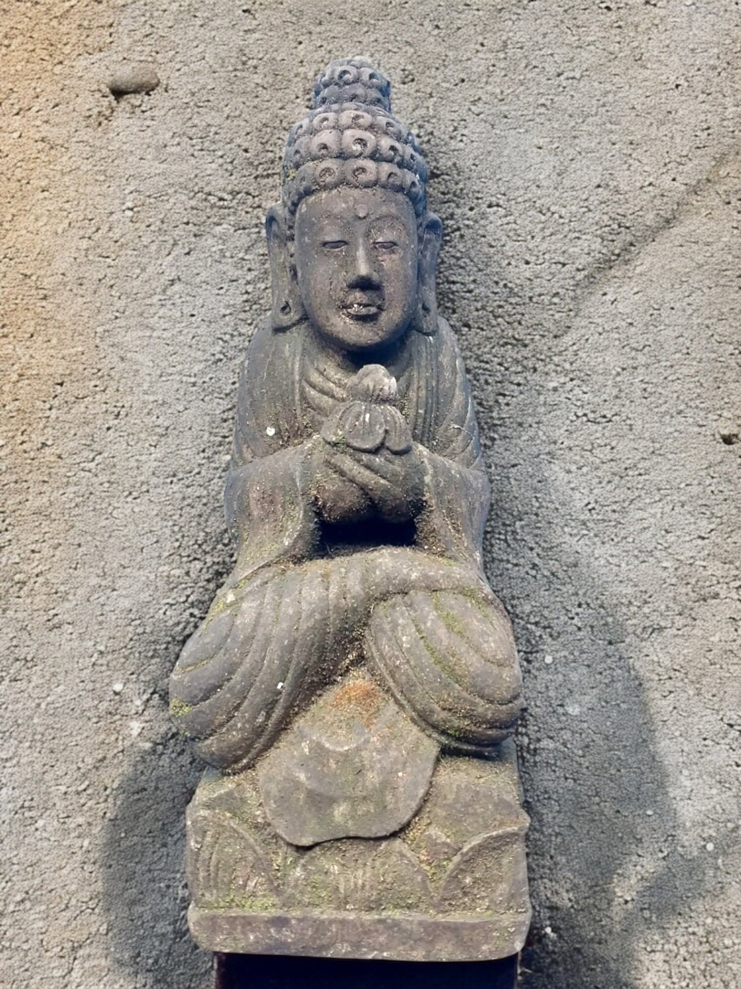 Statua Buddha in Pietra Naturale con Fiore di Loto H45cm Rif. B13
