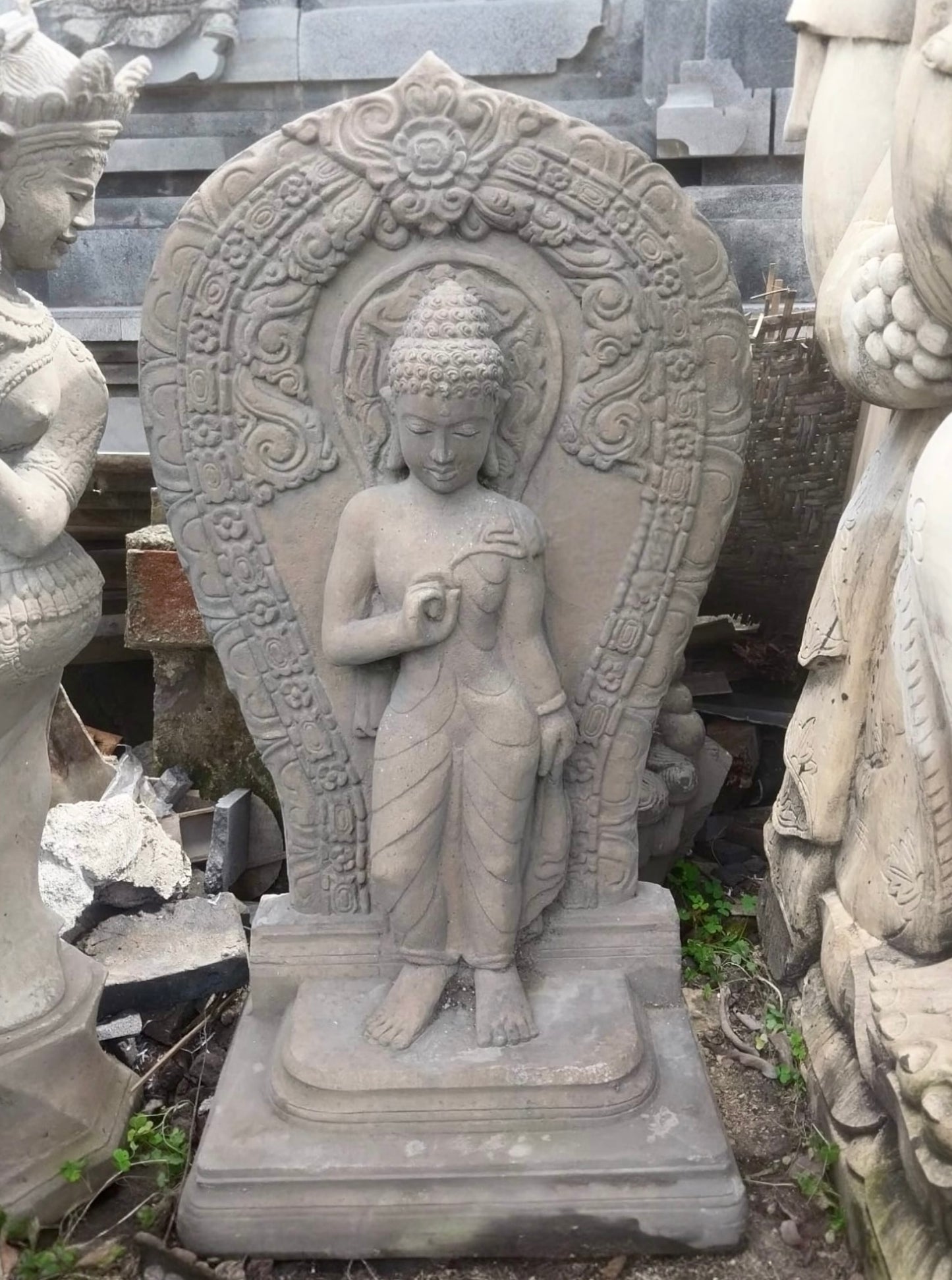 Statua di Buddha in Piedi su Altare con Bassorilievo H 105cm B33