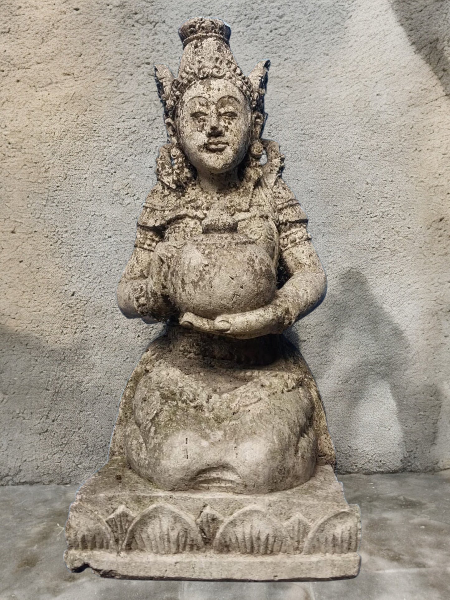 Statua Dewi Sri in Pietra Bianca 45 cm | Scultura Balinese della Dea della Fertilità per Spazi Zen e Interni Spirituali H45cm B21