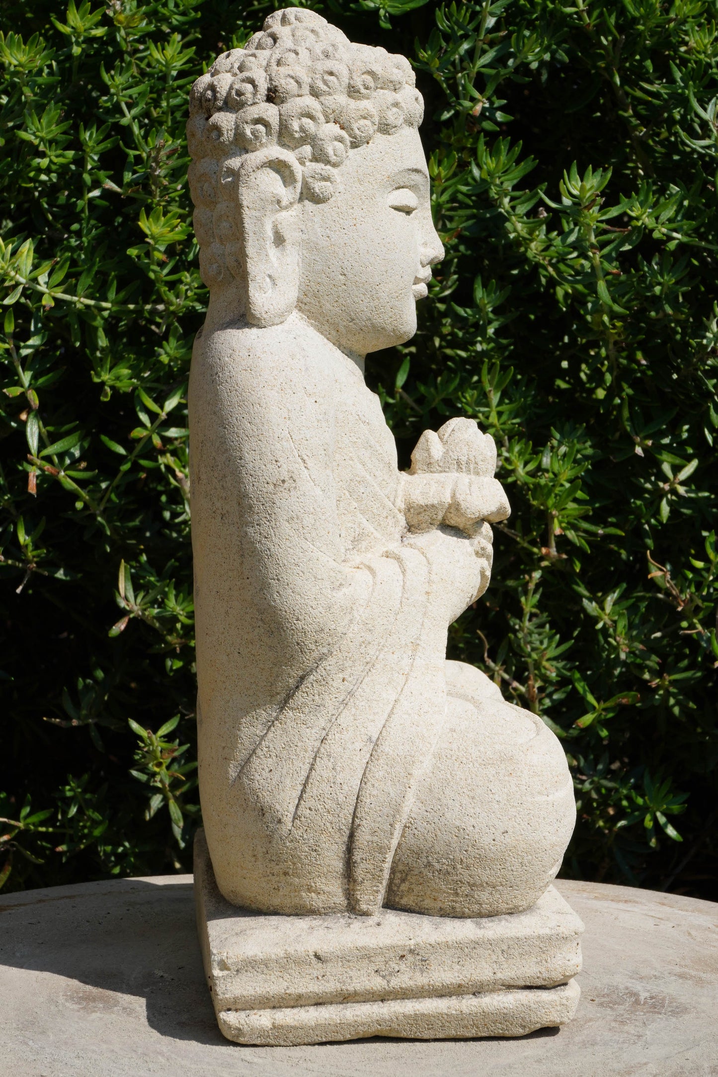 Statua Buddha in Pietra con fiore di loto H 24 cm Rif. C007