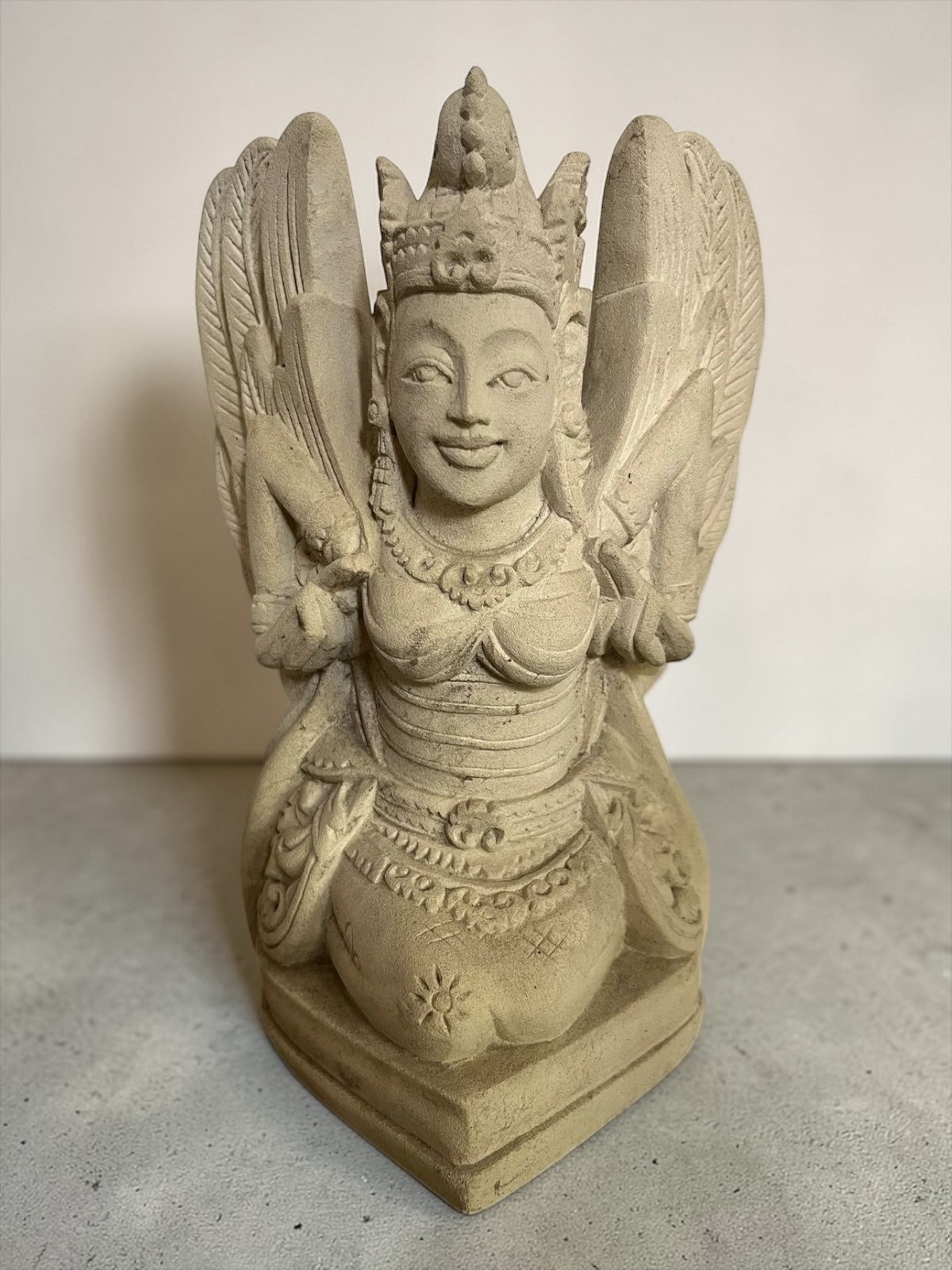 Statua Bidarari Alata | Scultura in Pietra Arenaria tradizione induista balinese H30cm Rif. C045