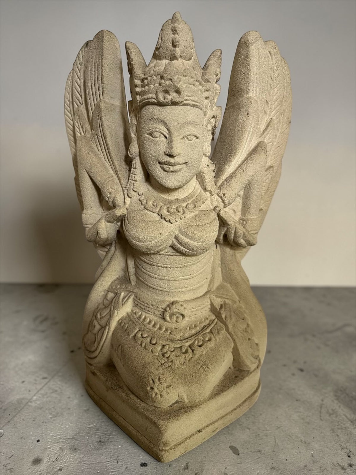 Statua Bidarari Alata | Scultura in Pietra Arenaria tradizione induista balinese H30cm Rif. C046