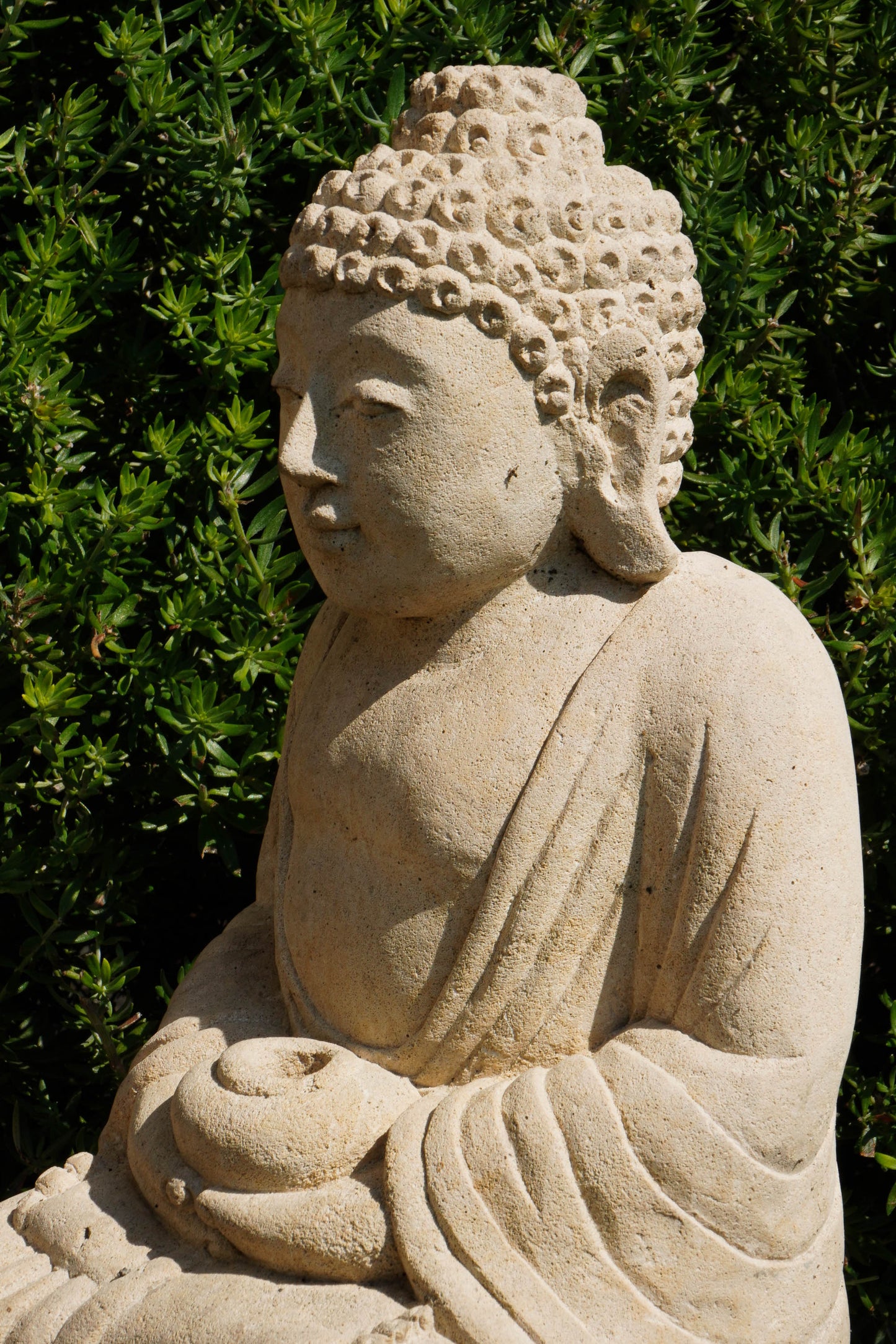Statua Buddha in Pietra Naturale con giara H 34 cm Rif. C074