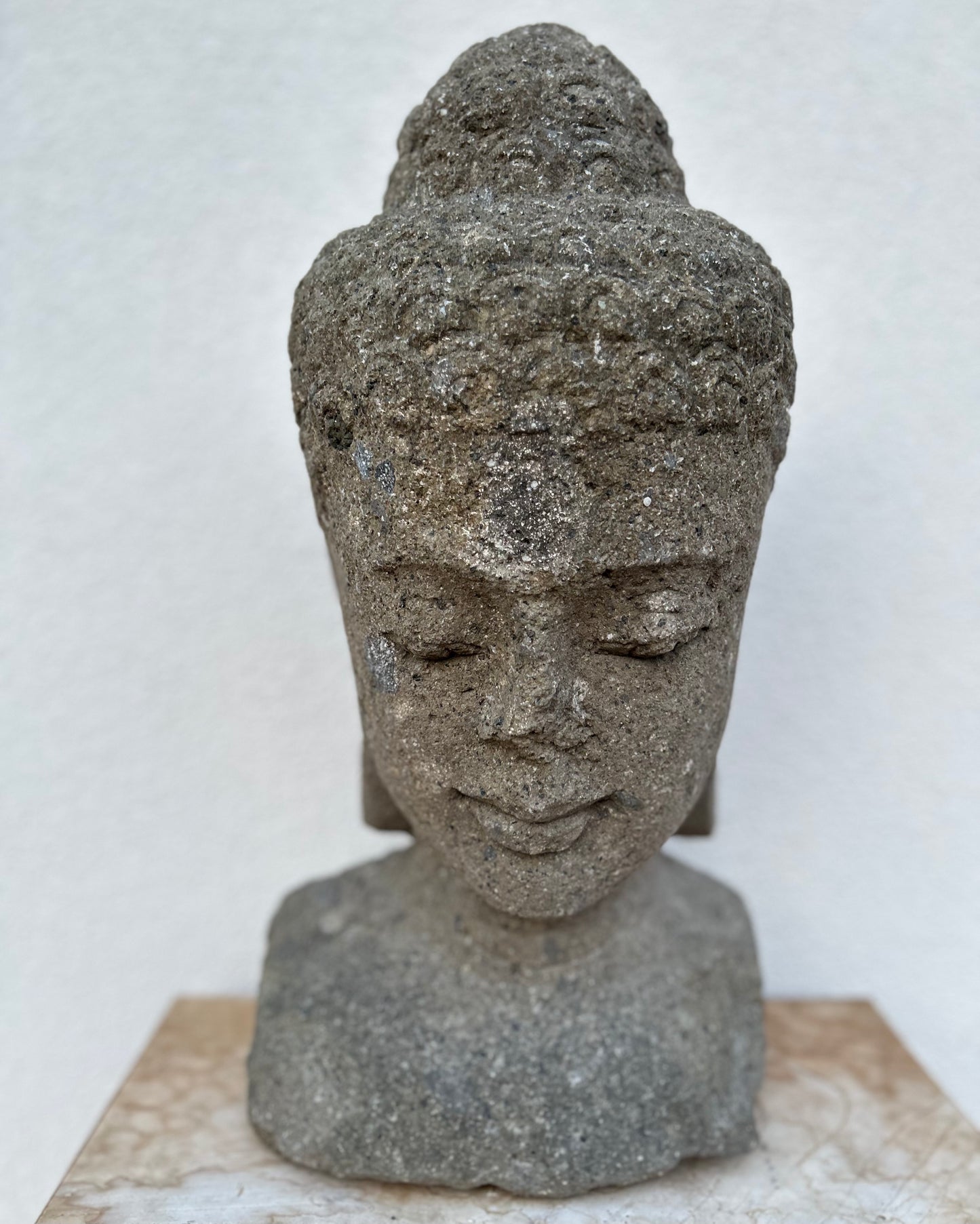 BUDDHA in pietra lavica nera H43cm Rif. A03