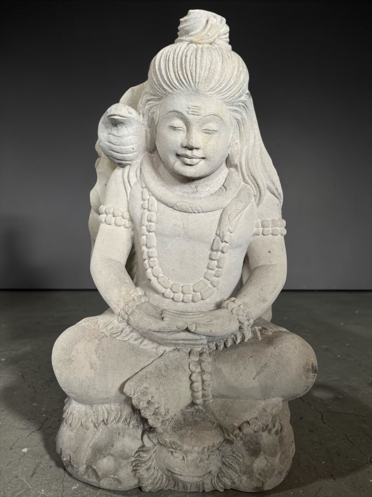 DEWI SIWA in white sandstone H41cm B49