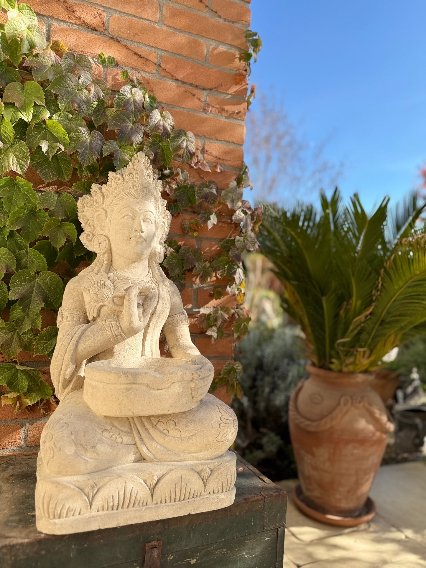 DEWI TARA in white sandstone H65cm Ref.B37