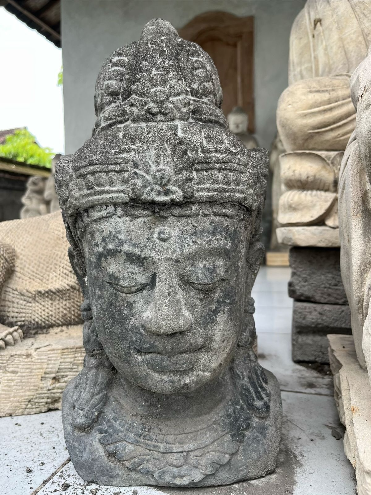 Statua Dewi Sri in Pietra nera 45 cm Dea della Fertilità per Spazi Zen e Interni Spirituali Rif. D034