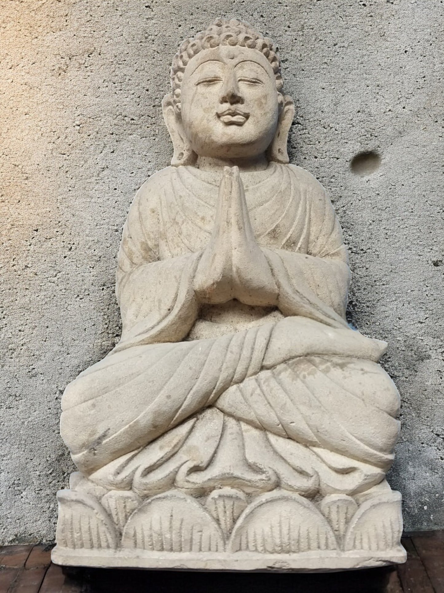 Statua Buddha in Pietra Arenaria con Mani Giunte cm 45 rif. B08