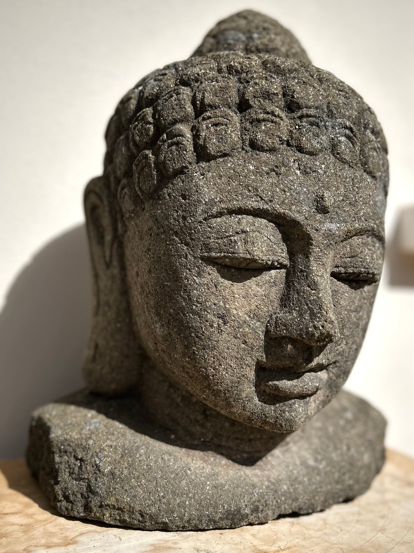 testa buddha in pietra lavica