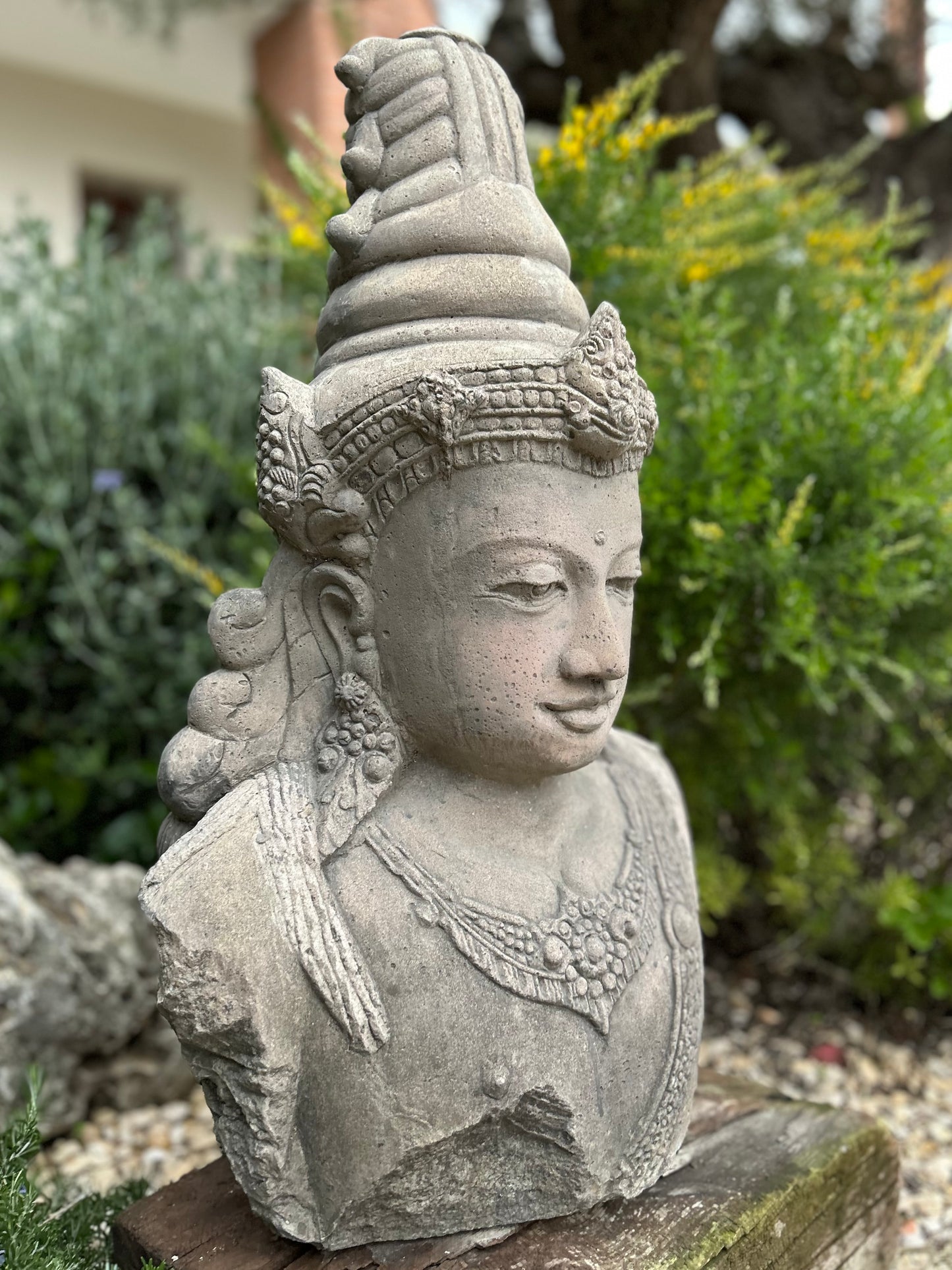 statua in pietra lavica
