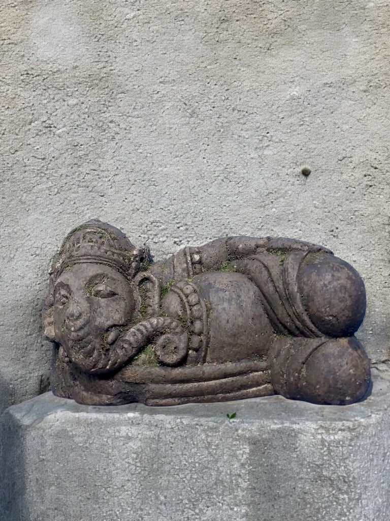 Statua Ganesh in Pietra Scultura Balinese Artigianale per Spazi Zen Lunghezza 28cm rif.B03