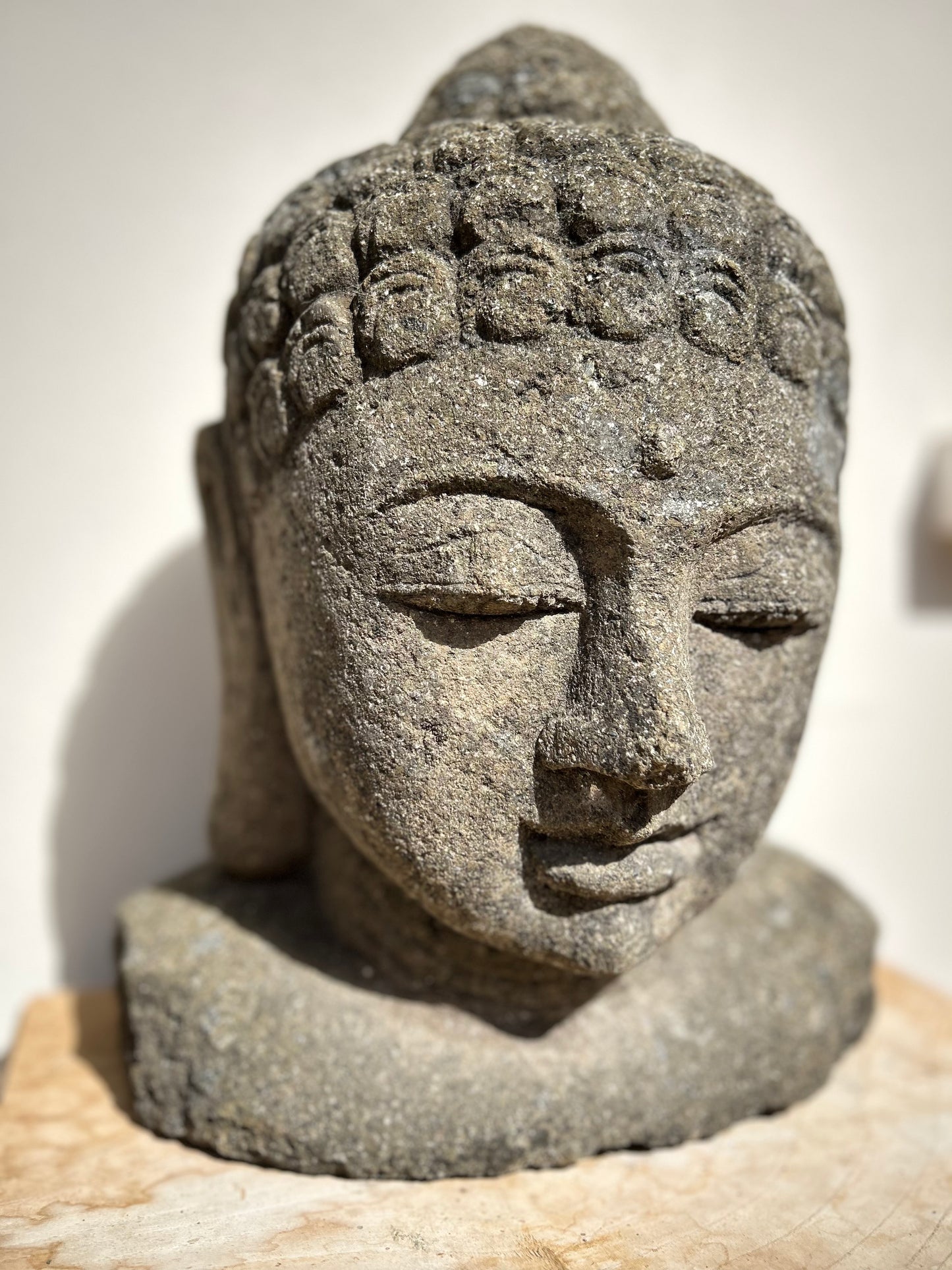 buddha in pietra