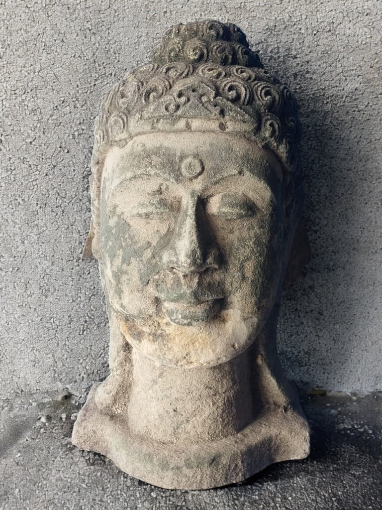 Buddha in pietra scolpiti a mano