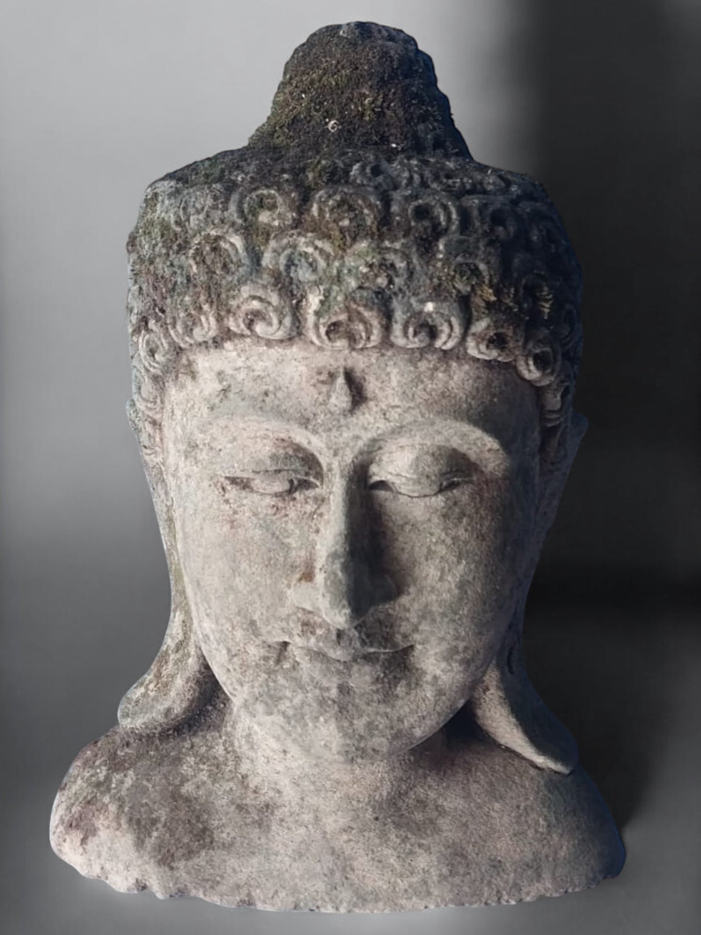 Buddha in pietra scolpiti a mano