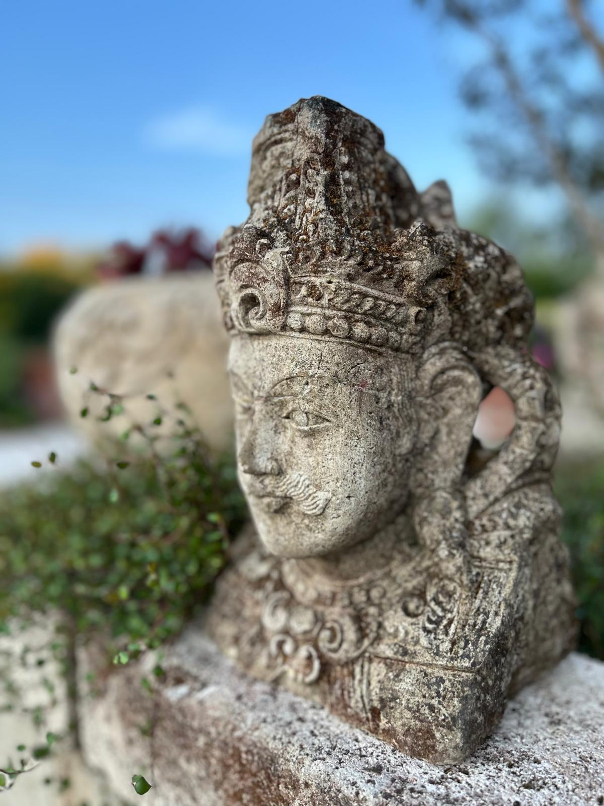 Testa antica di Arjuna in pietra naturale – Scultura artigianale balinese H 30 cm C050
