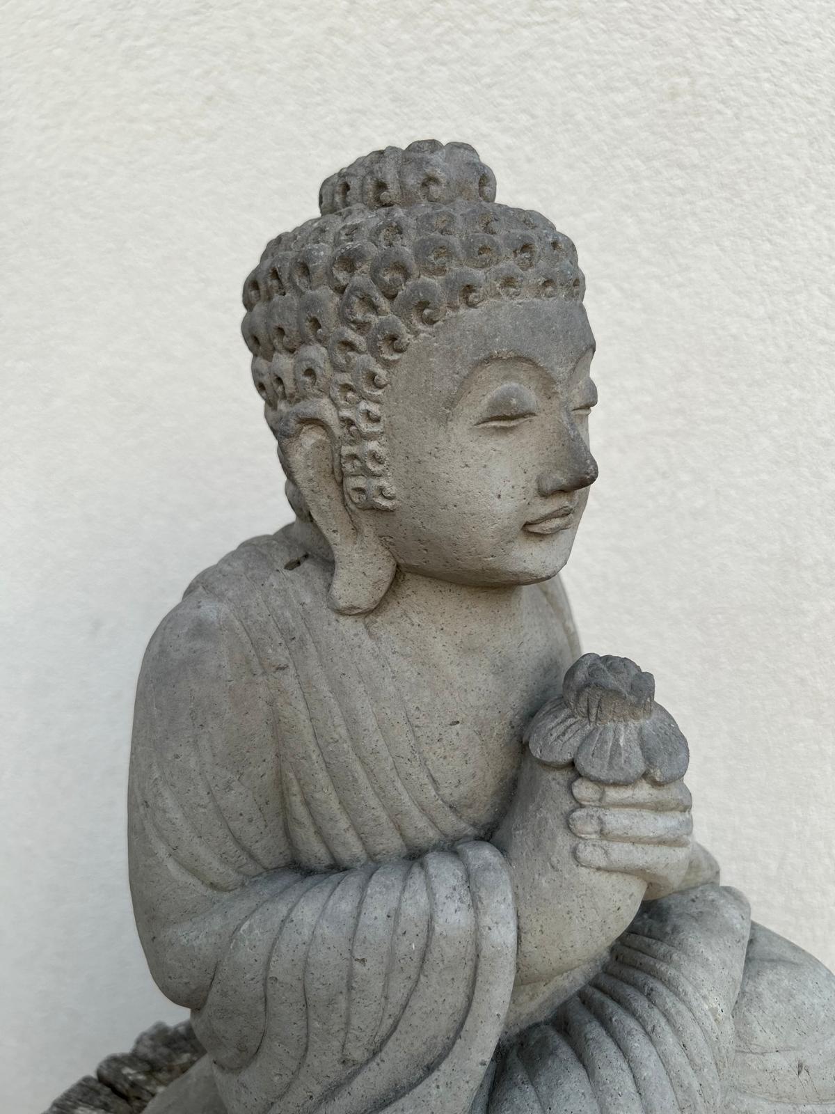 Statua Buddha in Pietra con fiore di loto H 35 cm Rif. C013