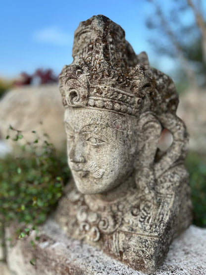 Testa antica di Arjuna in pietra naturale – Scultura artigianale balinese H 30 cm C050