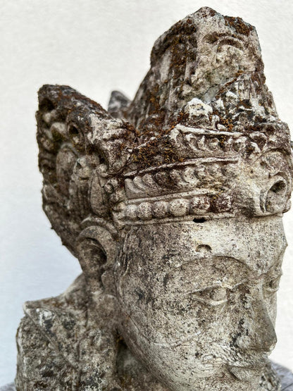 Testa antica di Arjuna in pietra naturale – Scultura artigianale balinese H 30 cm C050