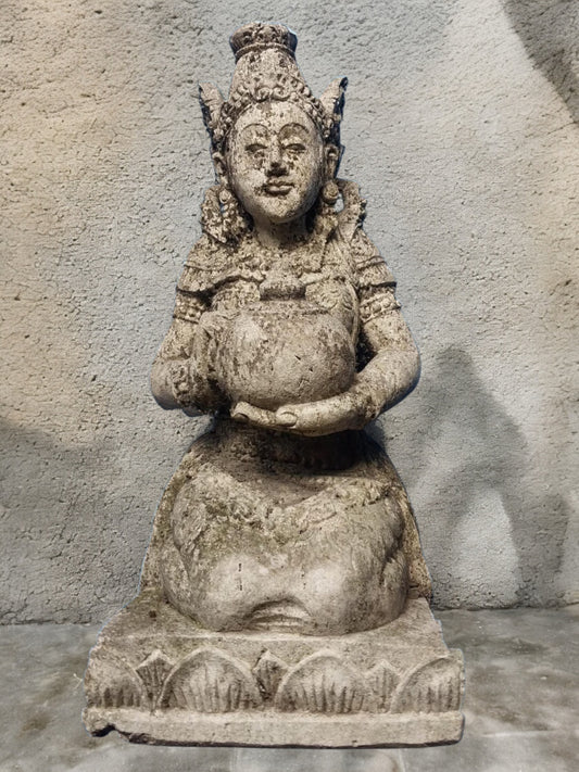Statua Dewi Sri in Pietra Bianca 45 cm | Scultura Balinese della Dea della Fertilità per Spazi Zen e Interni Spirituali H45cm B21