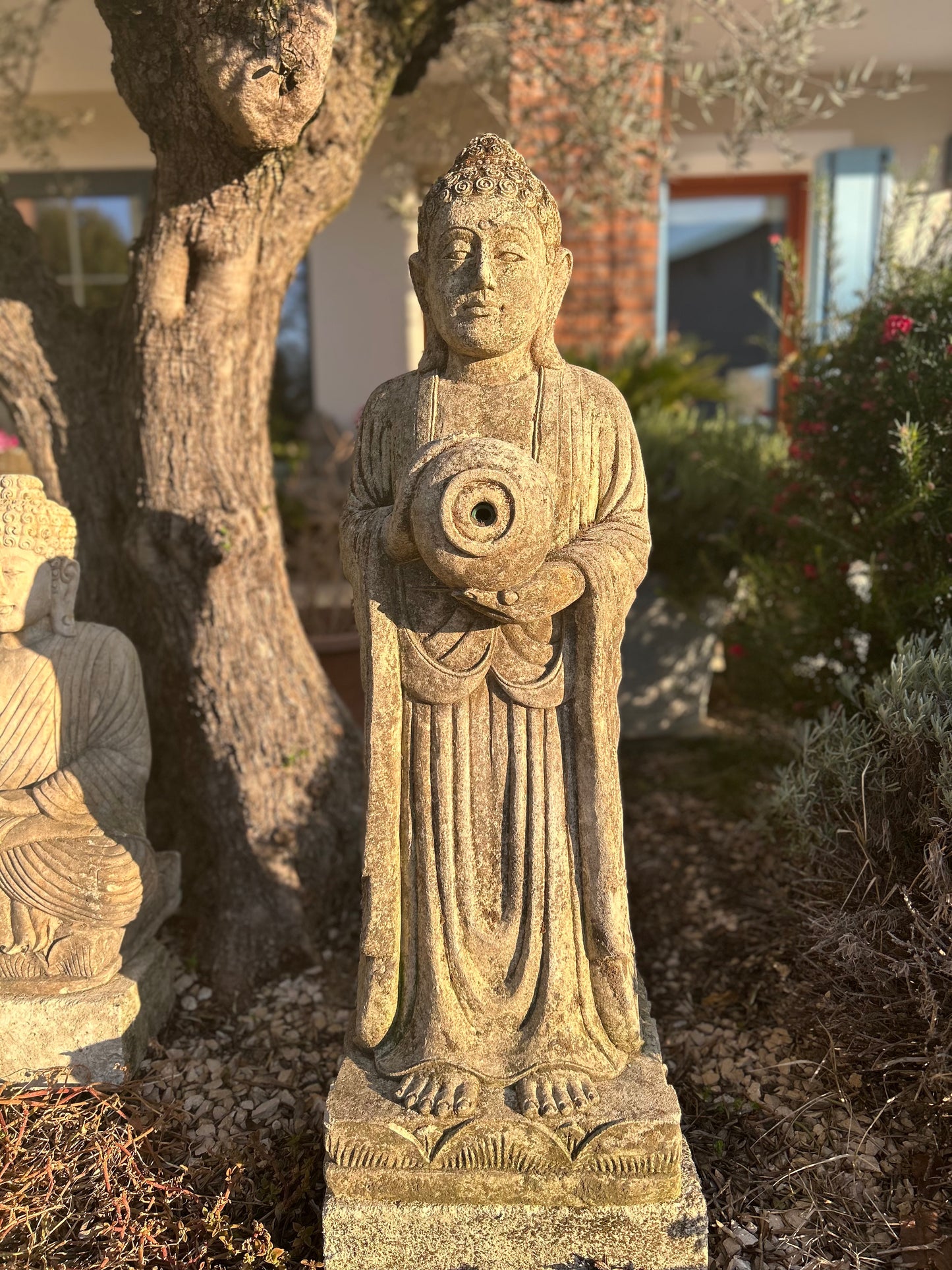 Fontana Buddha in Pietra – Scultura Balinese con Giara per Giardino Zen | H100 cm Rif B56