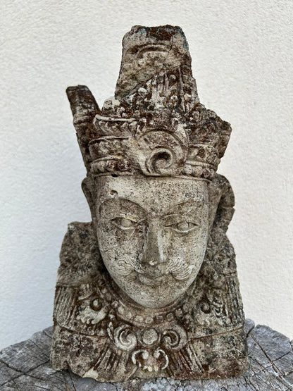 Testa antica di Arjuna in pietra naturale – Scultura artigianale balinese H 30 cm C050