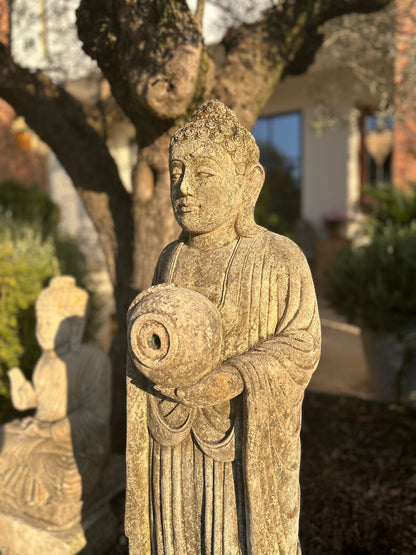 Fontana Buddha in Pietra – Scultura Balinese con Giara per Giardino Zen | H100 cm Rif B56