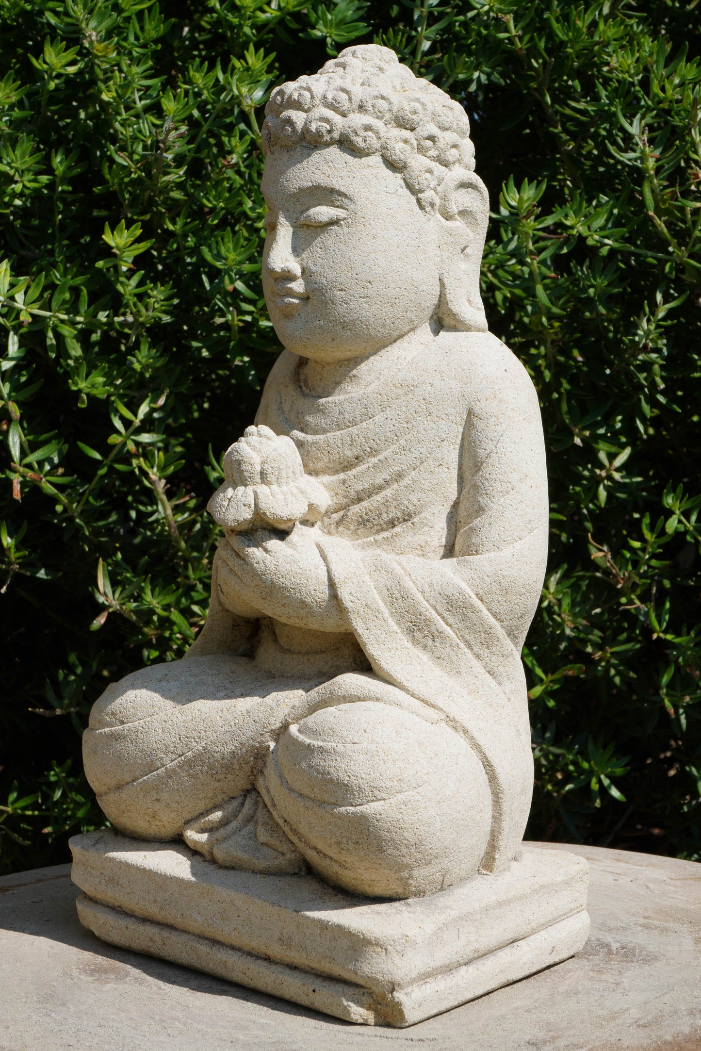 Statua Buddha in Pietra con fiore di loto H 24 cm Rif. C007