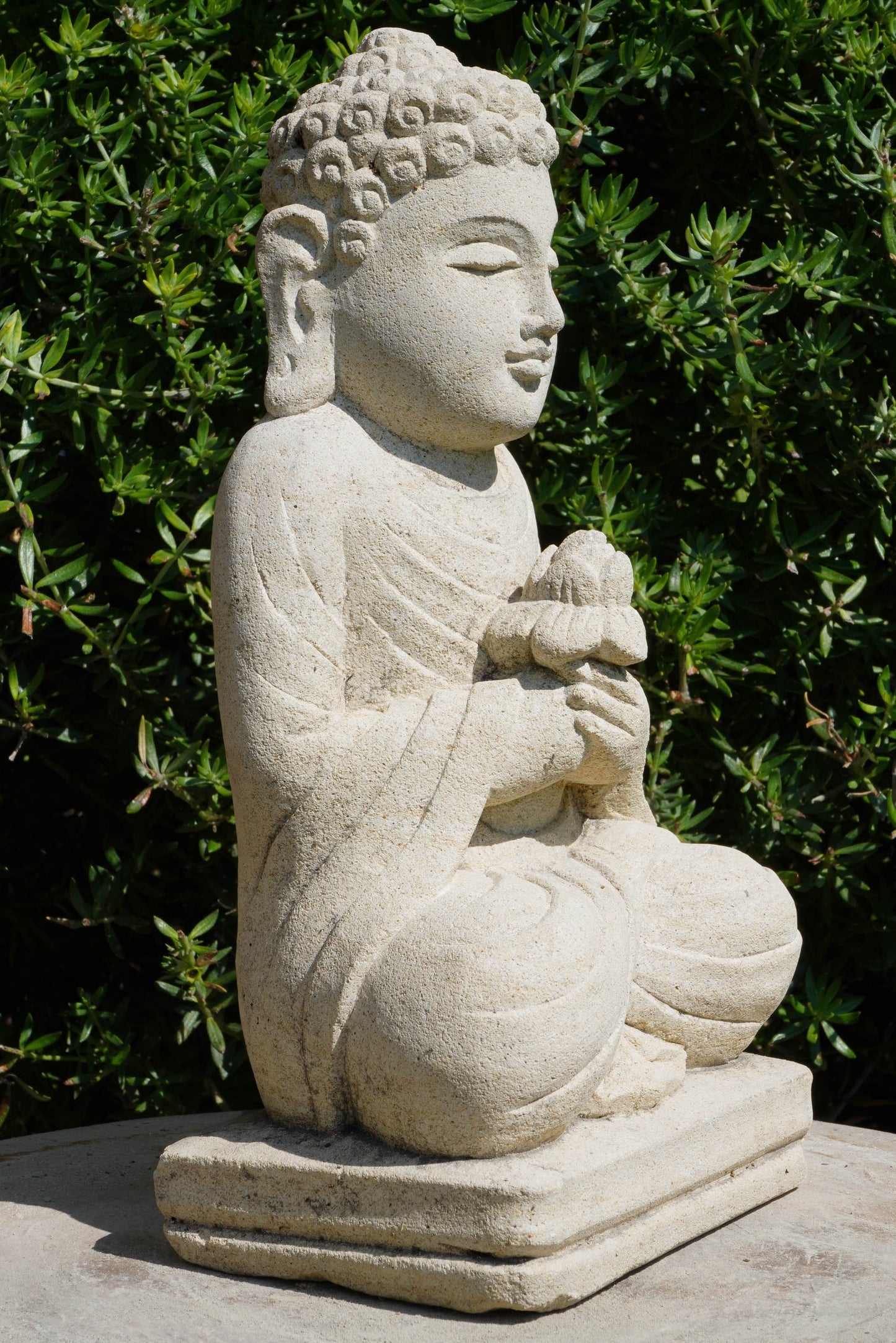 Statua Buddha in Pietra con fiore di loto H 24 cm Rif. C007
