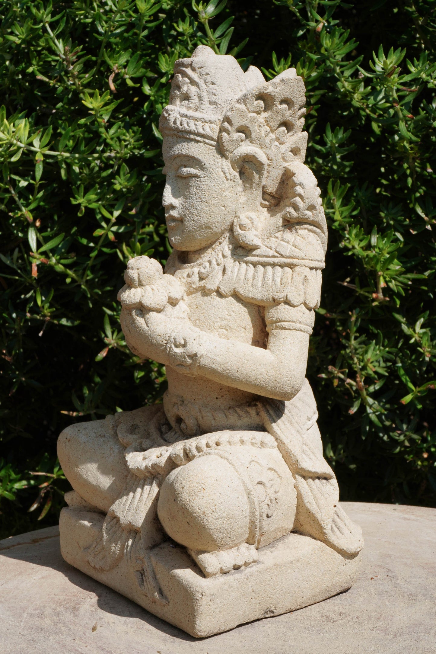 DEWI SRI in white sandstone H45cm B21