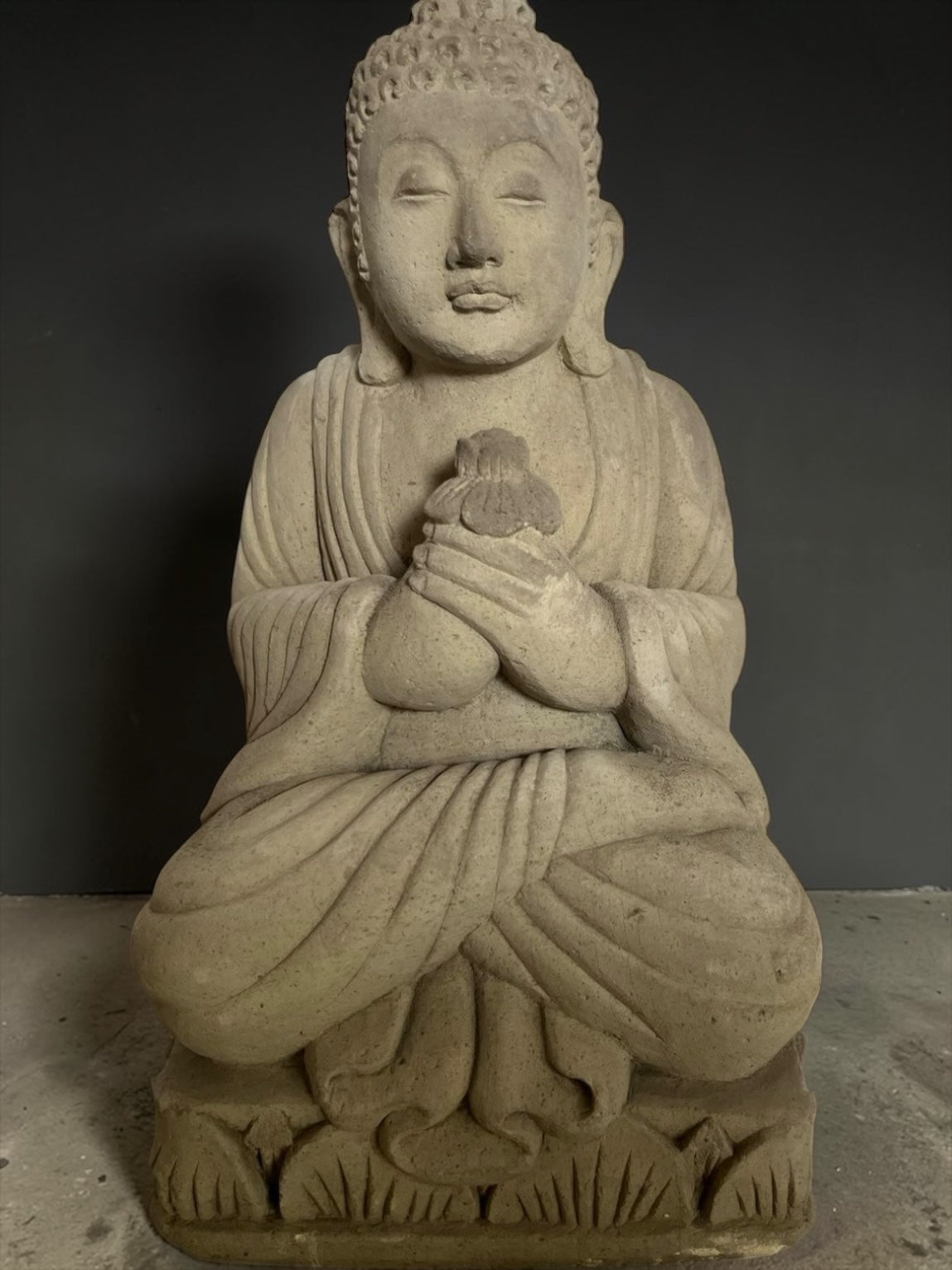 Statua Buddha in Pietra con fiore di loto H 35 cm Rif. C013