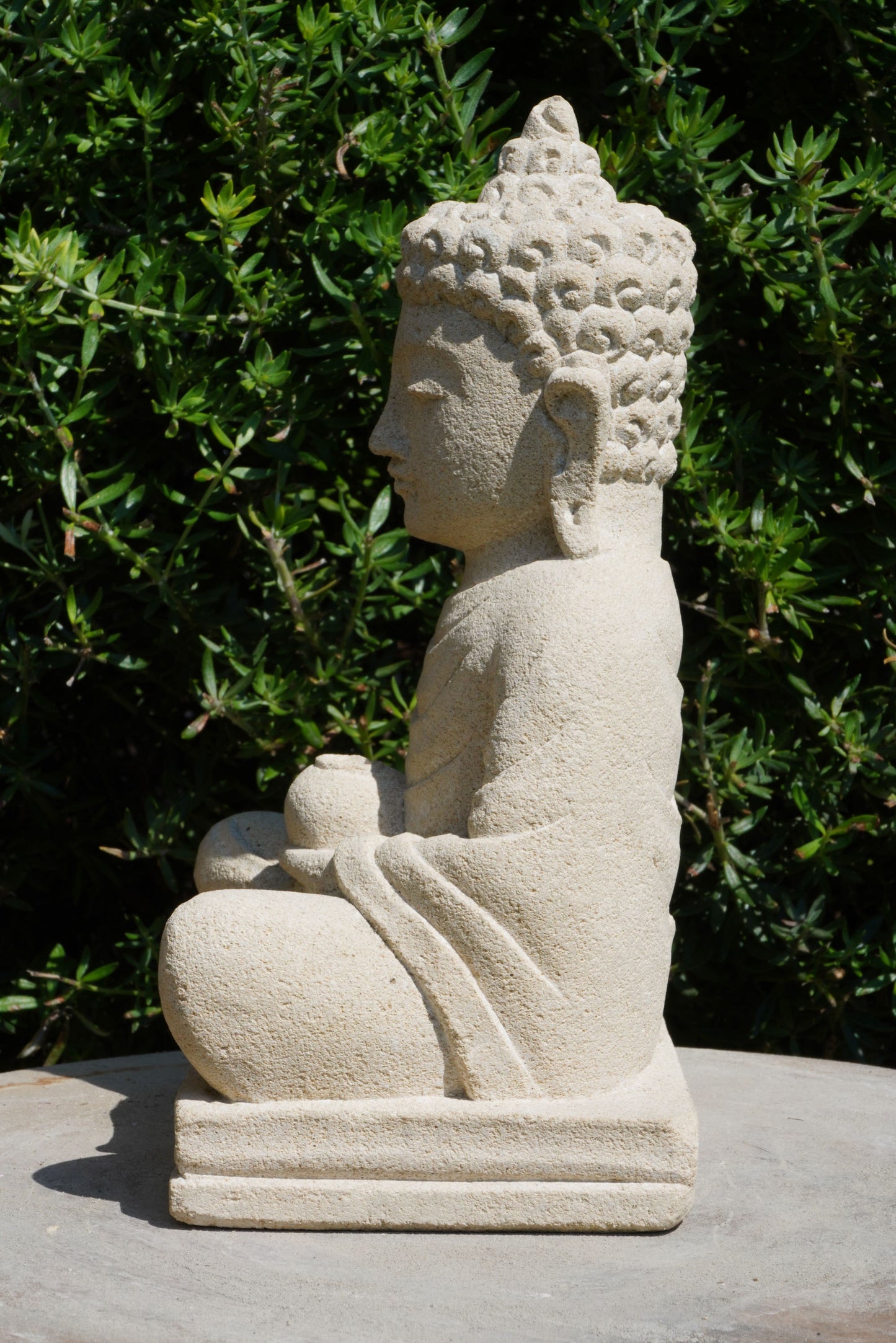 Statua Buddha in Pietra Naturale con giara H 22 cm Rif. C026