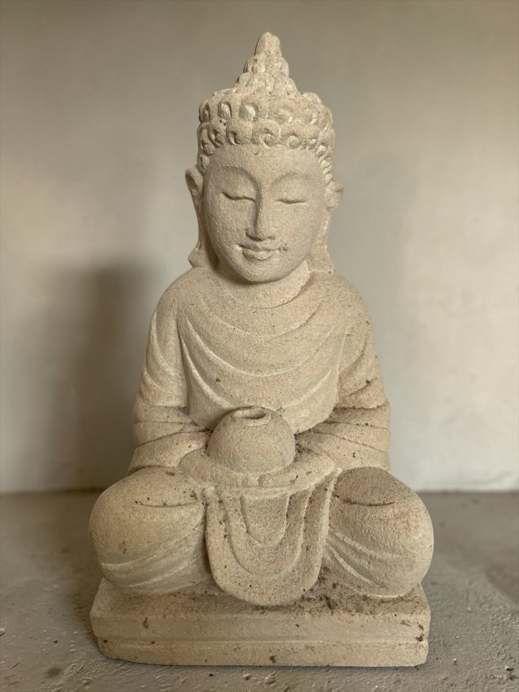 Statua Buddha in Pietra Naturale con giara H 22 cm Rif. C026
