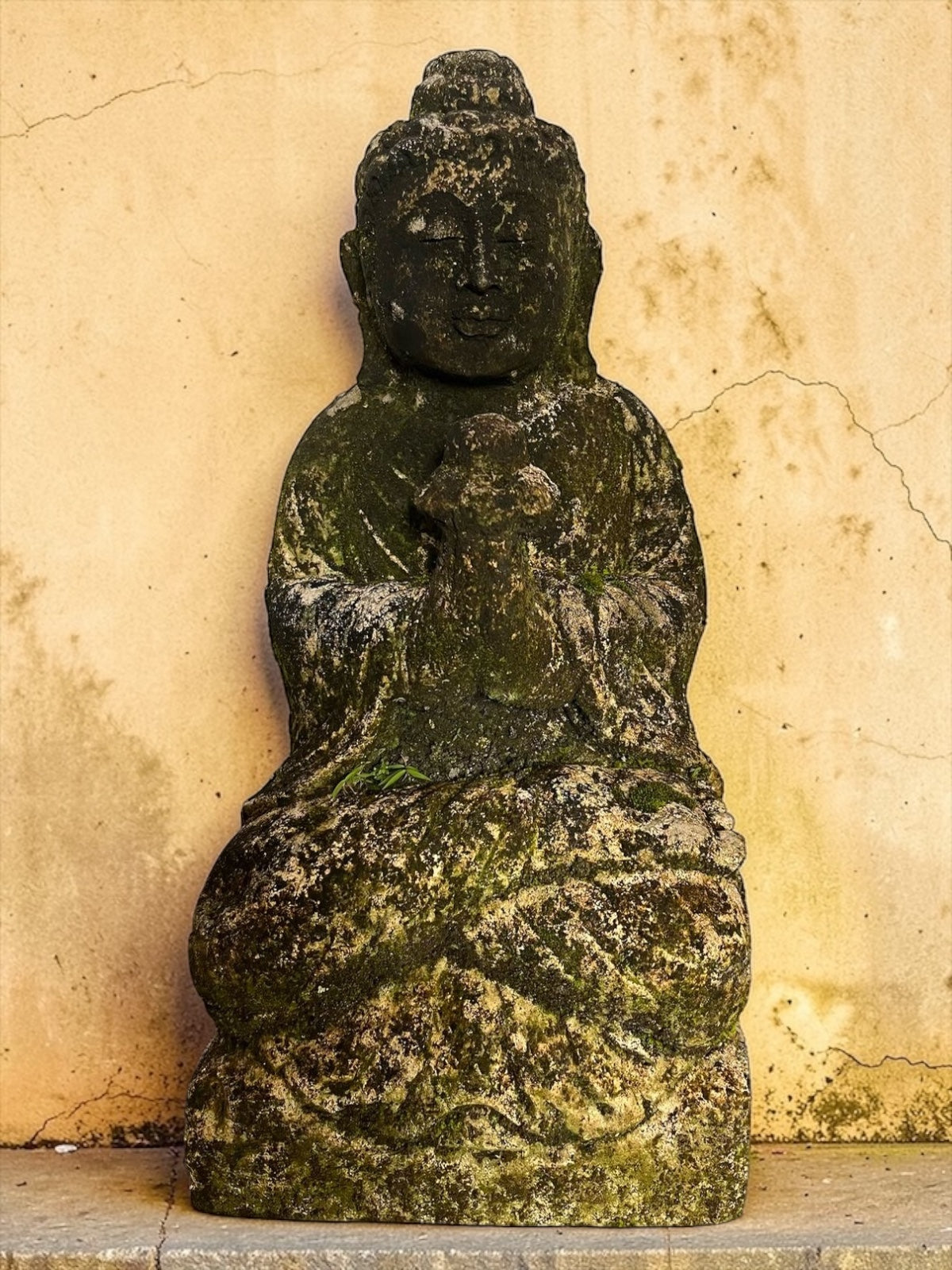 Statua Buddha antica in Pietra con fiore di loto H 45 cm Rif. C033