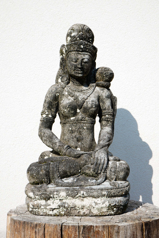 DEWI TARA in sandstone H65cm B20