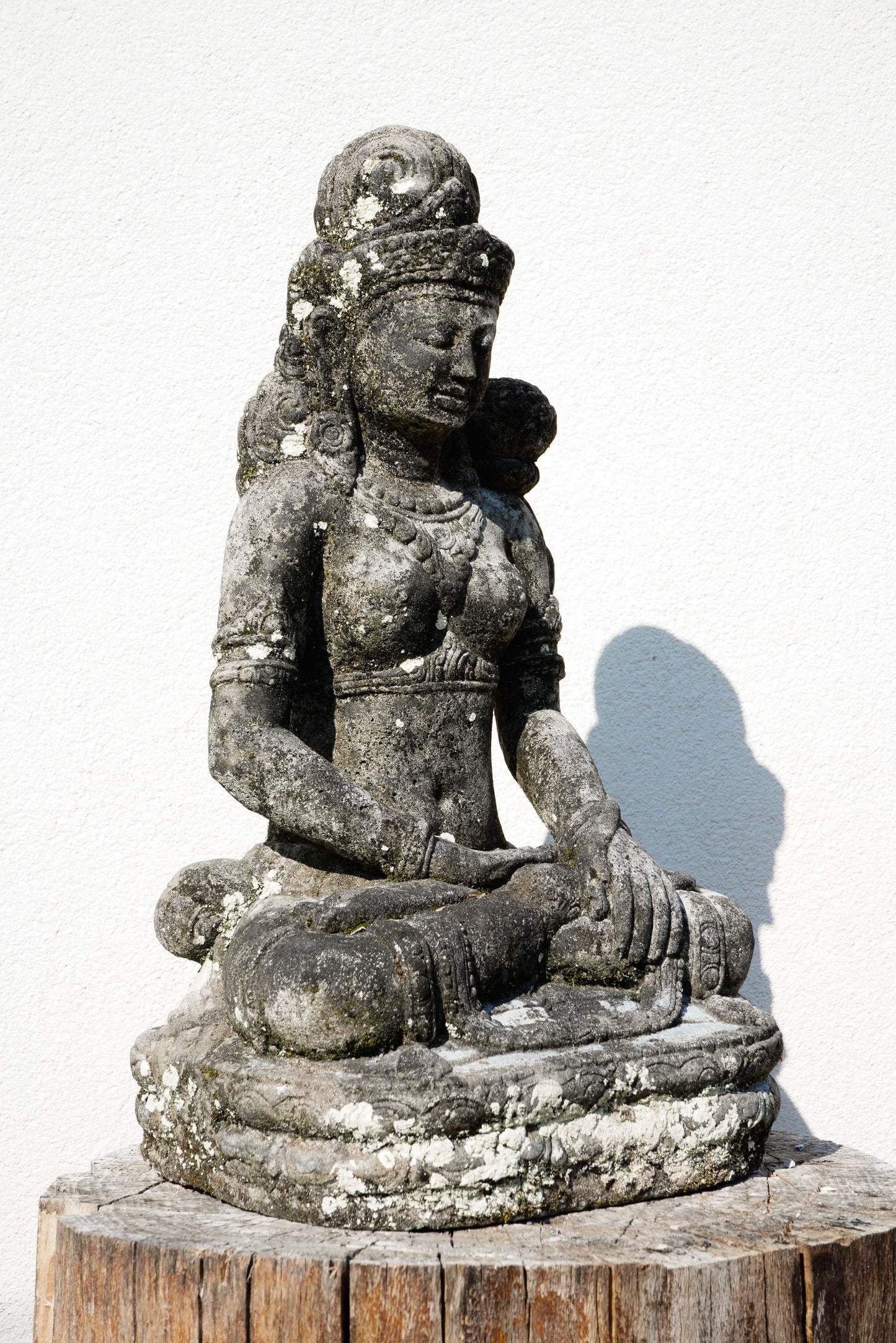 DEWI TARA in sandstone H65cm B20