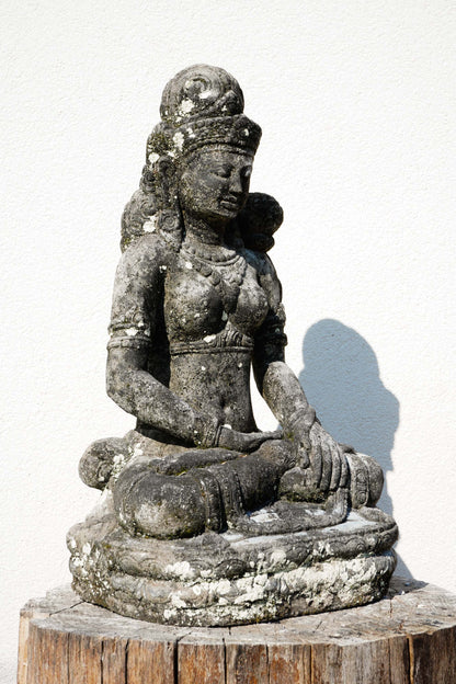 DEWI TARA in sandstone H65cm B20