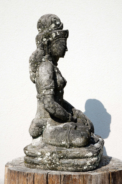 DEWI TARA in sandstone H65cm B20