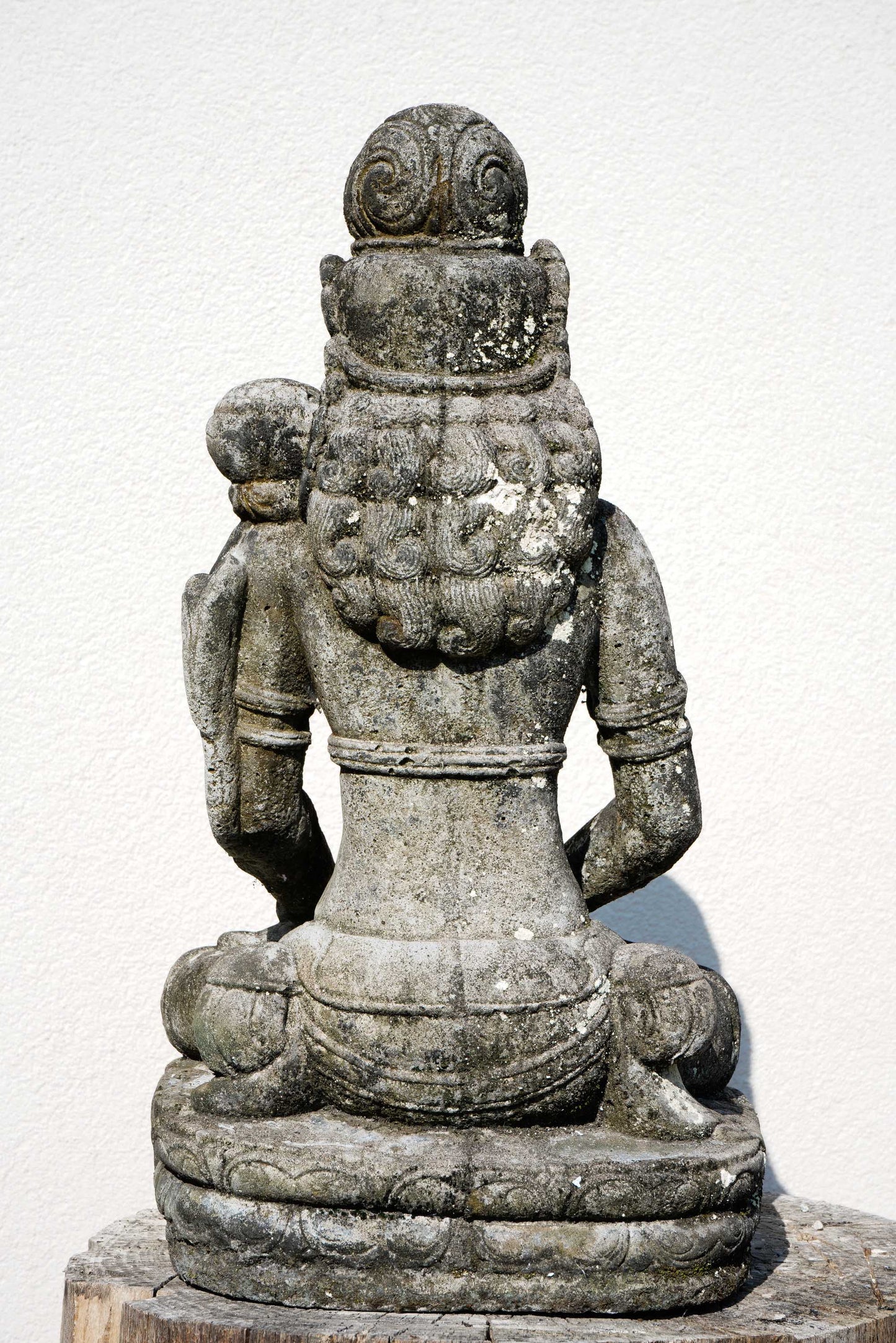 DEWI TARA in sandstone H65cm B20