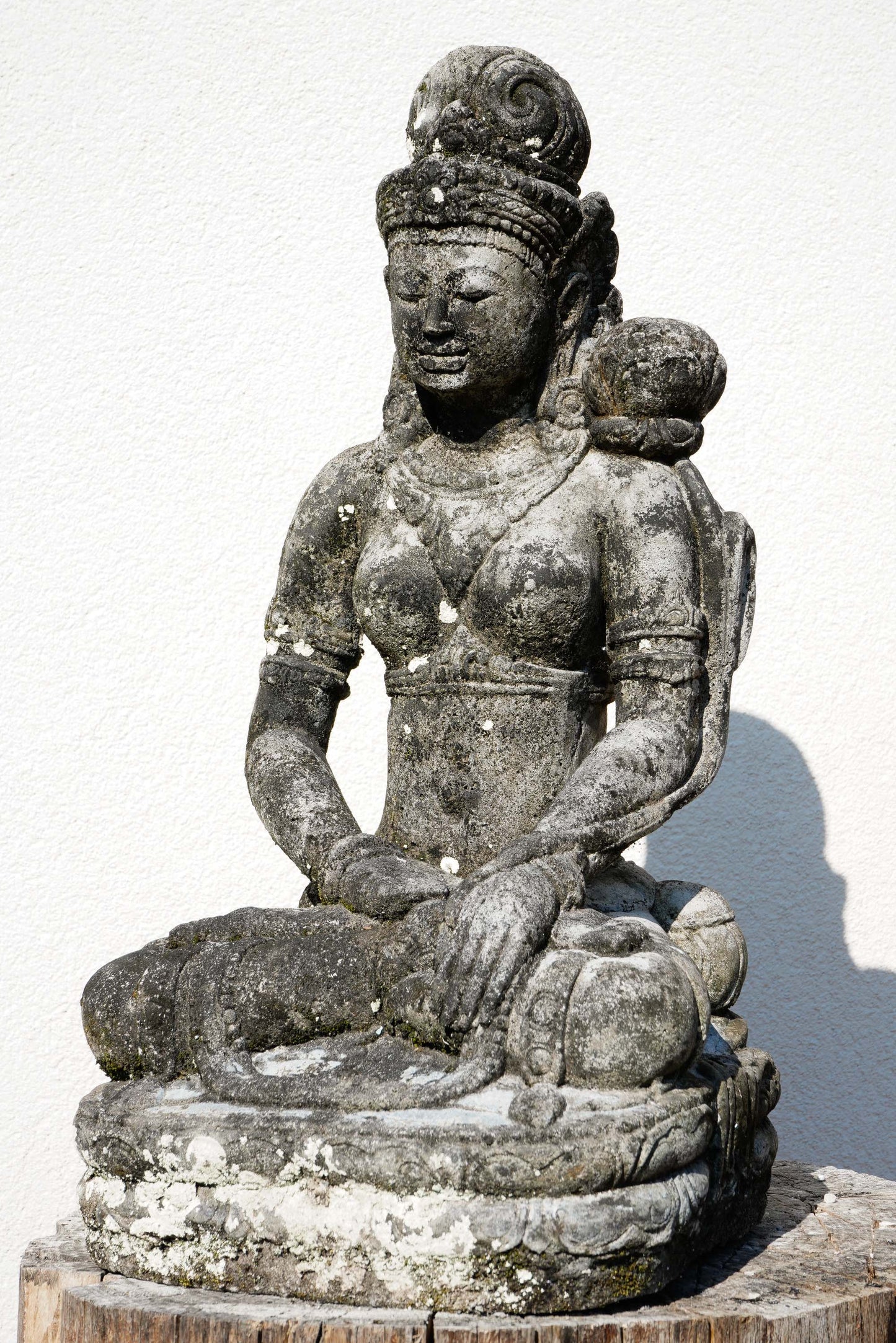 DEWI TARA in sandstone H65cm B20