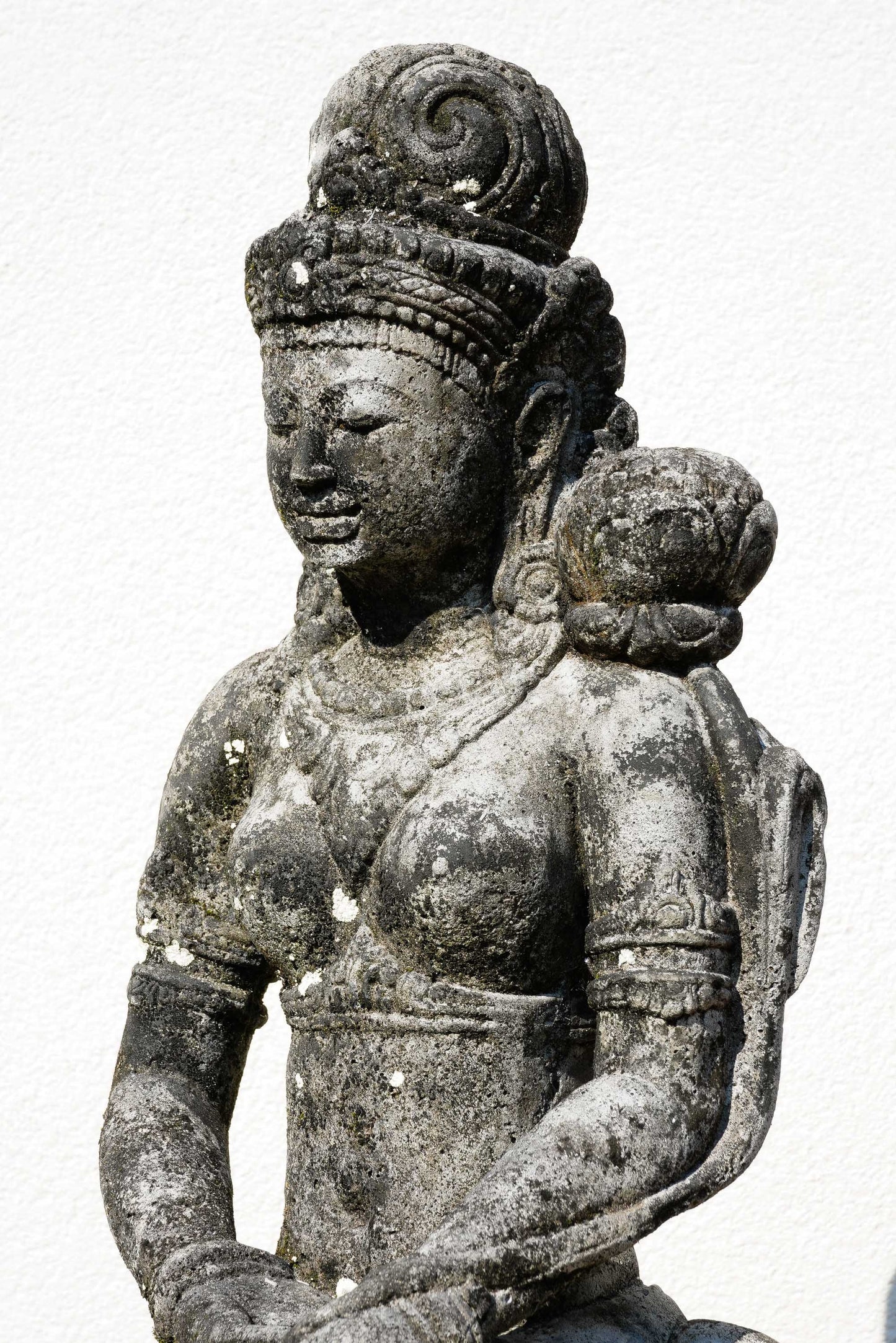DEWI TARA in sandstone H65cm B20