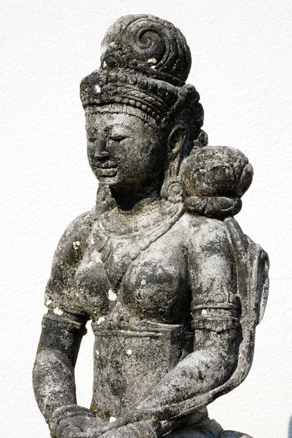 DEWI TARA in sandstone H65cm B20