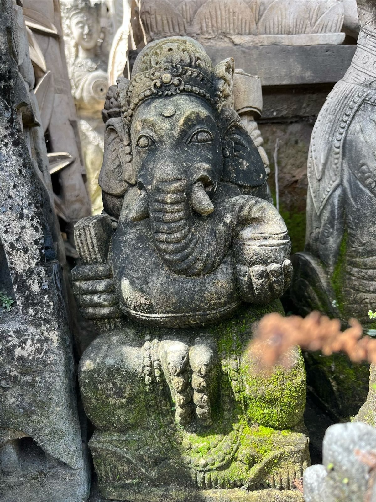 statua di GANESHA in pietra antico induismo balinese H 45 cm rif. C070
