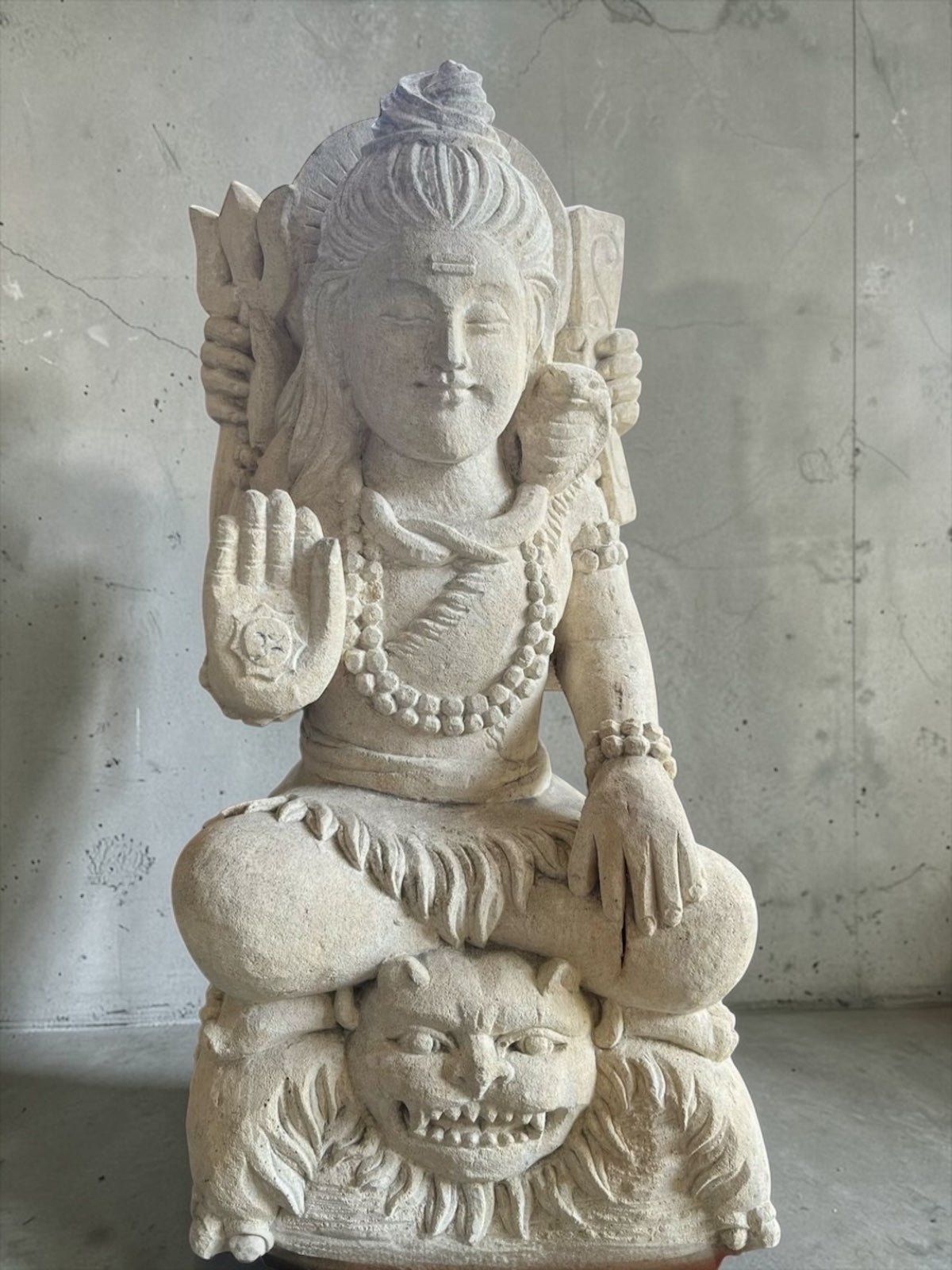 Statua da Giardino in Pietra induista– Dewi Siwa | Spiritualità e Arredo Zen H 47 cm D073