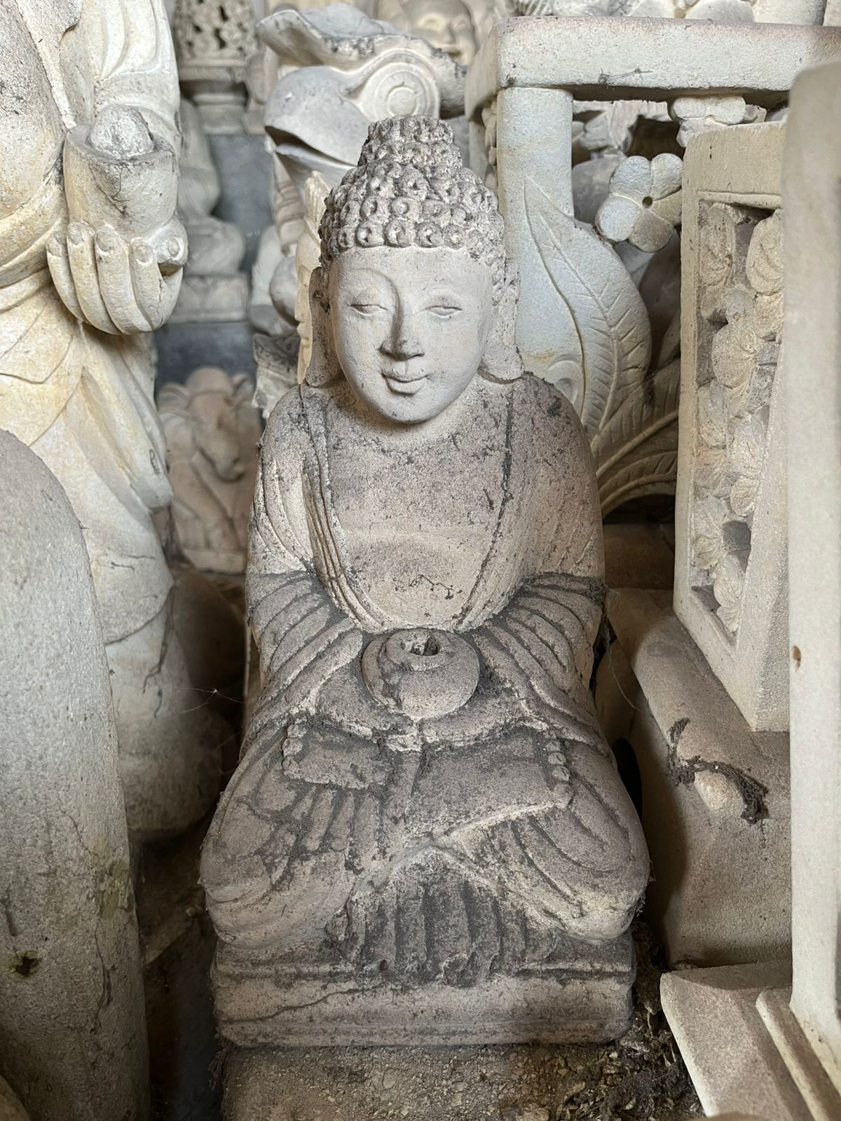 Statua Buddha in Pietra Naturale con giara H 34 cm Rif. C074