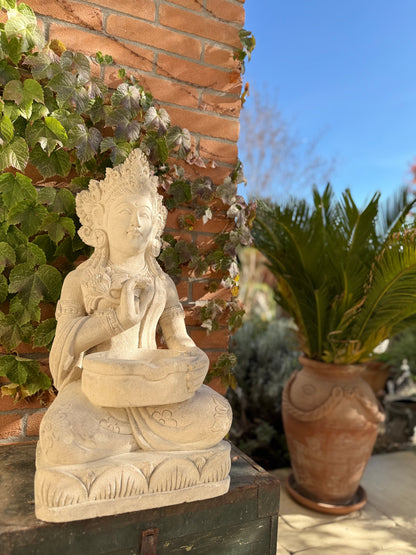 DEWI TARA in white sandstone H65cm Ref.B37