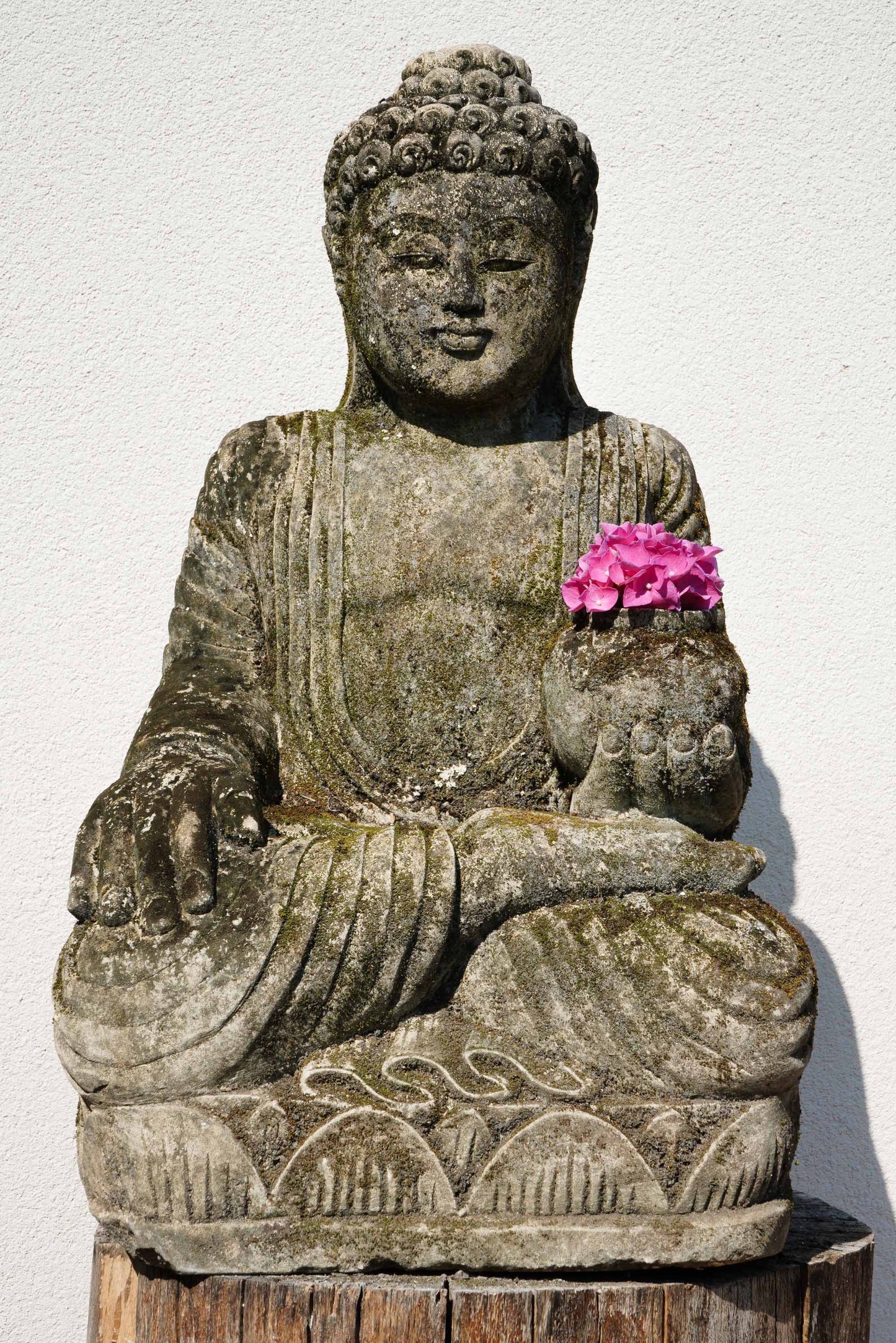Statua Buddha in Pietra Naturale con giara H 65 cm Rif. D032