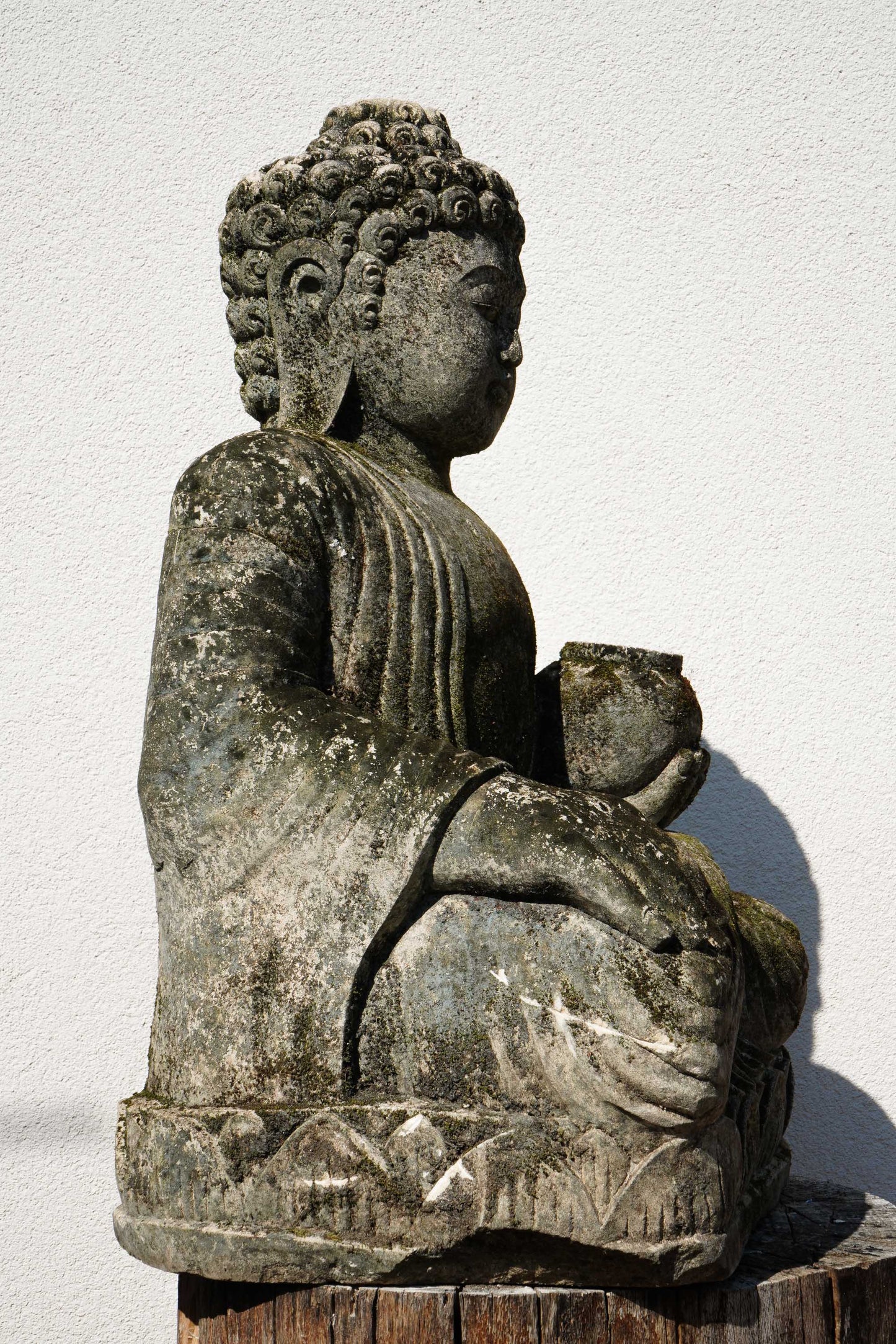 Statua Buddha in Pietra Naturale con giara H 65 cm Rif. D032
