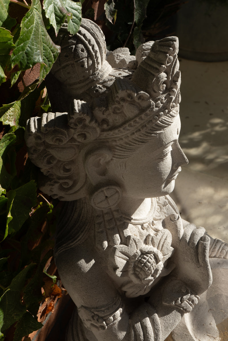 DEWI TARA in white sandstone H65cm Ref.B37