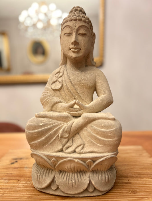 Buddha in pietra seduto